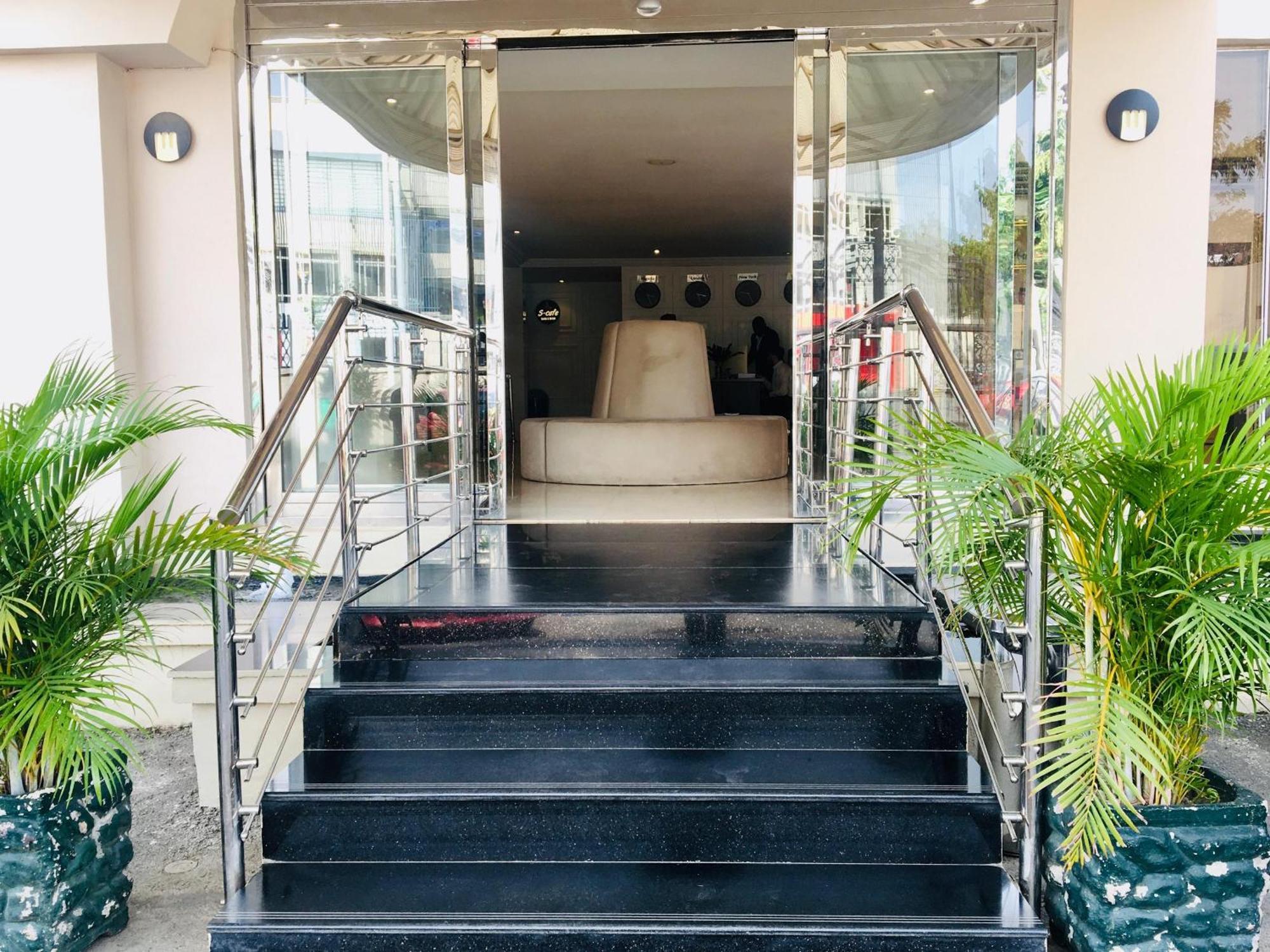 Summerset Continental Hotel Maitama By T E L E Hospitality Abuja Exterior photo